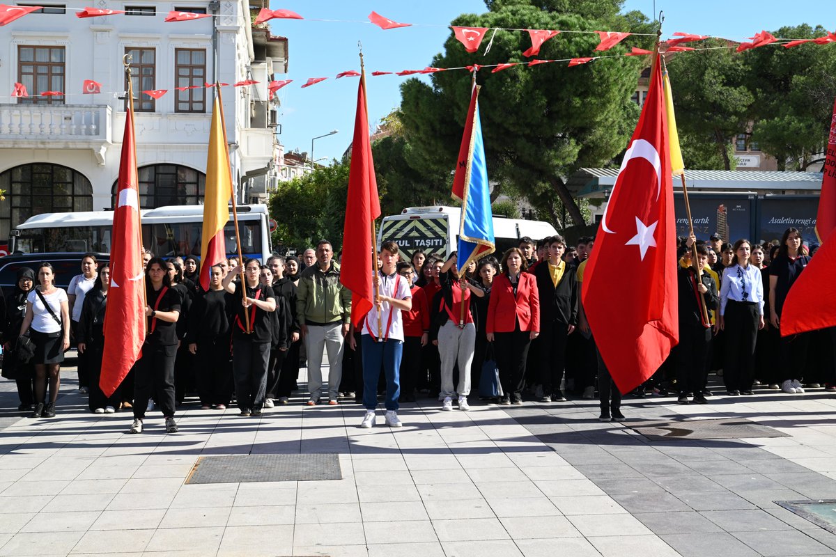 29 Ekim Cumhuriyet Bayramımızın 102. yılı kutlamaları kapsamında, Valimiz Vahdettin Özkan ve protokol üyelerinin katılımıyla Cumhuriyet Meydanı’nda Atatürk ve Milli Egemenlik Anıtı’na çelenk sunuldu.

Cumhuriyetimizin ilanının 102. yılını gurur ve coşkuyla kutluyor, Gazi Mustafa