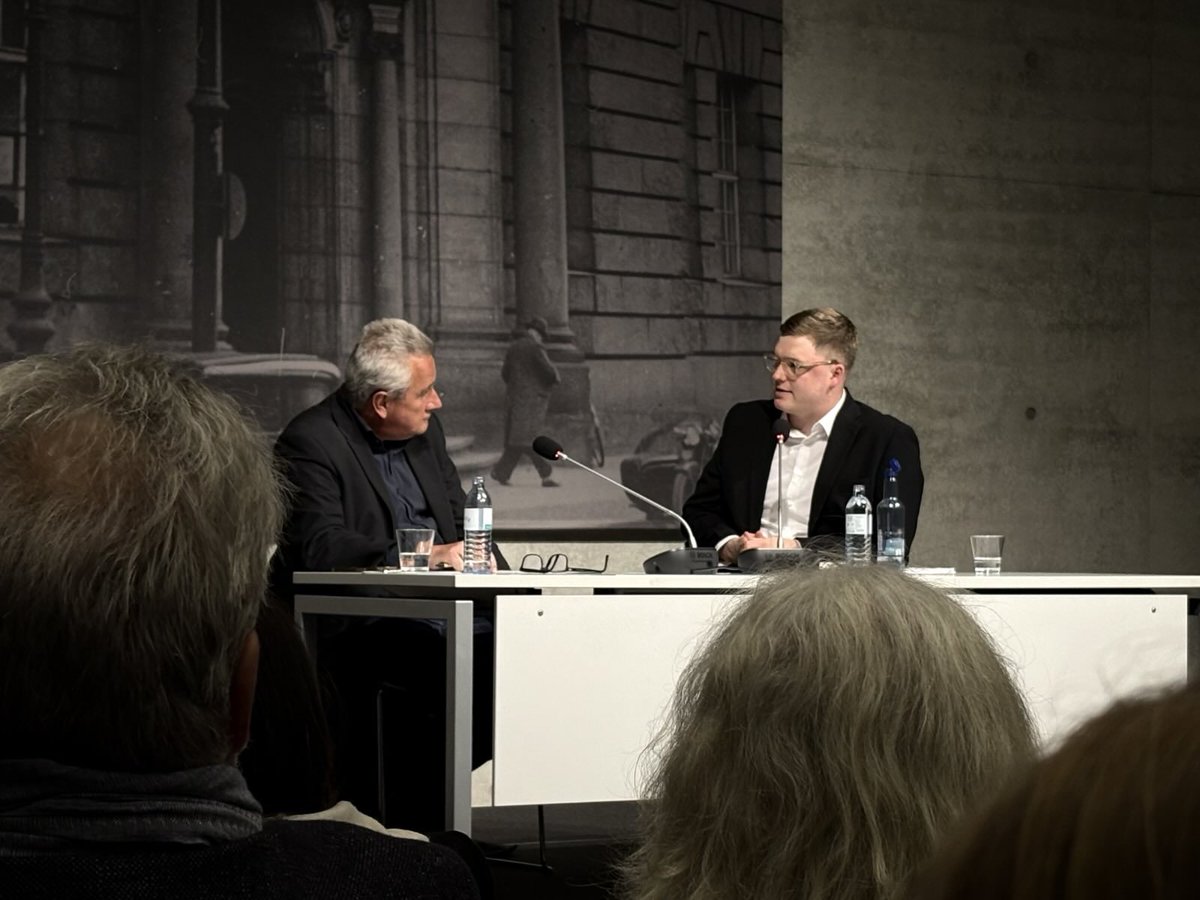 In der Topographie des Terrors in Berlin habe ich gestern gemeinsam mit <a href="/JensChristianW1/">Jens-Christian Wagner</a> mein Buch »Höcke – Ein Rechtsextremist auf dem Weg zur Macht« vorgestellt. Es hat mich sehr gefreut, dass so viele Gäste zu der Lesung gekommen sind.

Zum Buch: herder.de/geschichte-pol…