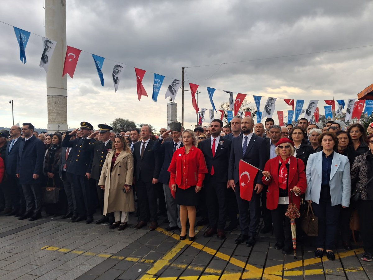 iyipartiuskudar's tweet photo. Üsküdar İlçe Teşkilatı olarak, Cumhuriyetimizin 102. yıl dönümü vesilesiyle Üsküdar Kaymakamlığımız tarafından düzenlenen 29 Ekim Cumhuriyet Bayramı çelenk sunma törenine, İlçe Başkanımız Sayın Av. Sezer Engin'in öncülüğünde teşkilatımız ile katılım sağladık.
 
Cumhuriyetimizin kurucusu Gazi Mustafa Kemal Atatürk başta olmak üzere, tüm silah arkadaşlarını minnet ve rahmetle anıyoruz.

Yaşasın Cumhuriyet ☀️🇹🇷

#YaşasınCumhuriyet #Atatürk #NeMutluTürkümDiyene #SonKaleİYİParti #İYİParti #İYİPartiİstanbul #İYİPartiÜsküdar #BirinciVazifen #CumhuriyetiYıktırmayacağız

@MDervisogluTR
@Yucel_Coskun
@sezerengin3 
@iyiparti
@iyiparti_34