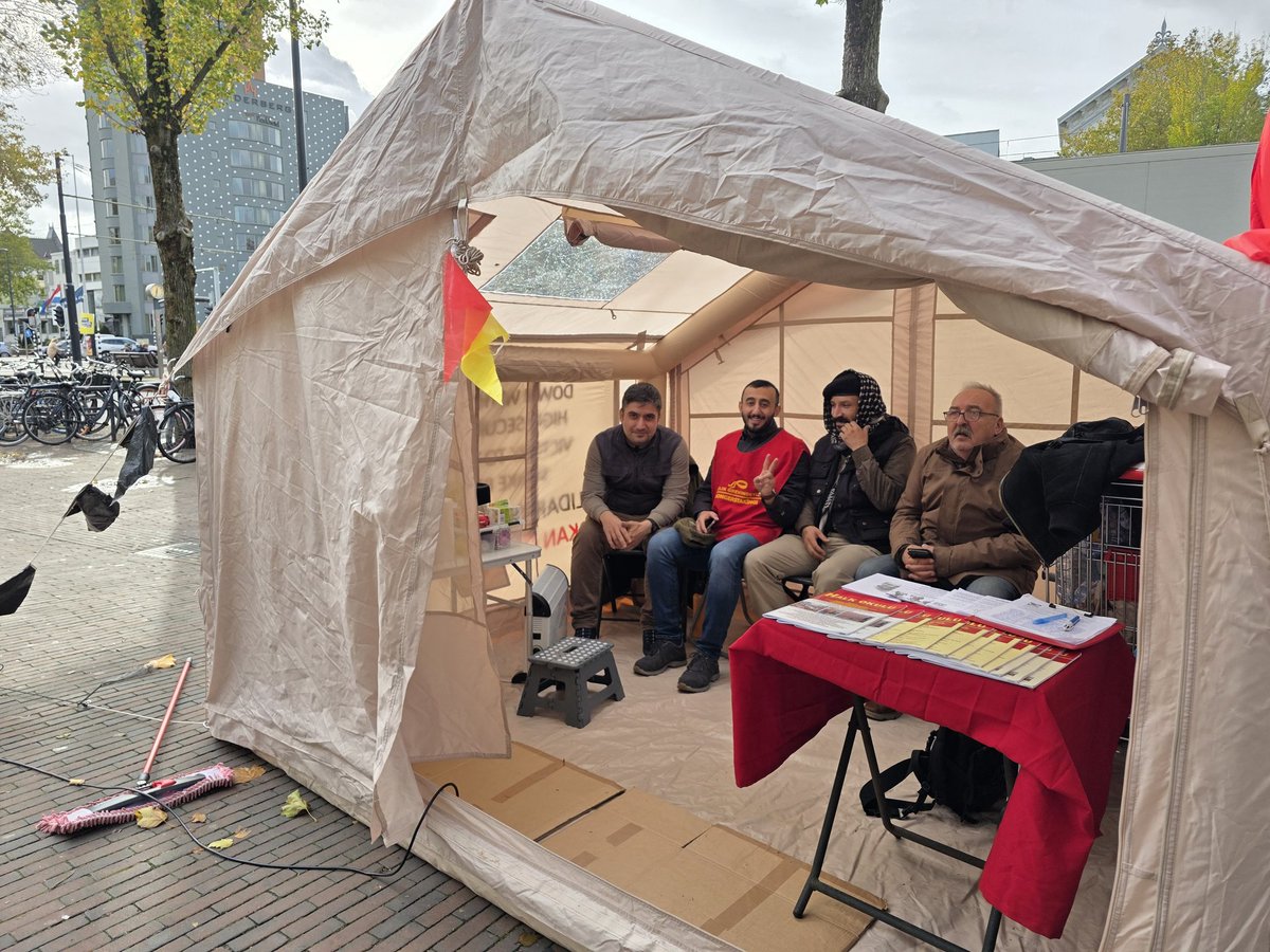 hollandagundemi's tweet photo. Eendrachtsplein'de kurulan Cafer Dereli Direniş Çadırı eylemcileri 9'uncu güne de coşkuyla başladı. Ahmet Çiçek süresiz açlık grevi direnişinin 19'uncu gününde.
#rotterdam #eendrachtsplein #hongerstaking #protestkamp https://t.co/3352aIvGZa