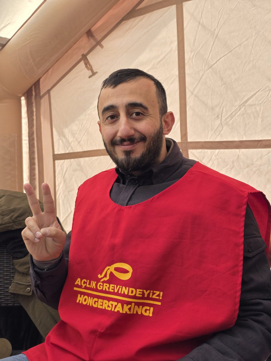 hollandagundemi's tweet photo. Eendrachtsplein'de kurulan Cafer Dereli Direniş Çadırı eylemcileri 9'uncu güne de coşkuyla başladı. Ahmet Çiçek süresiz açlık grevi direnişinin 19'uncu gününde.
#rotterdam #eendrachtsplein #hongerstaking #protestkamp https://t.co/3352aIvGZa