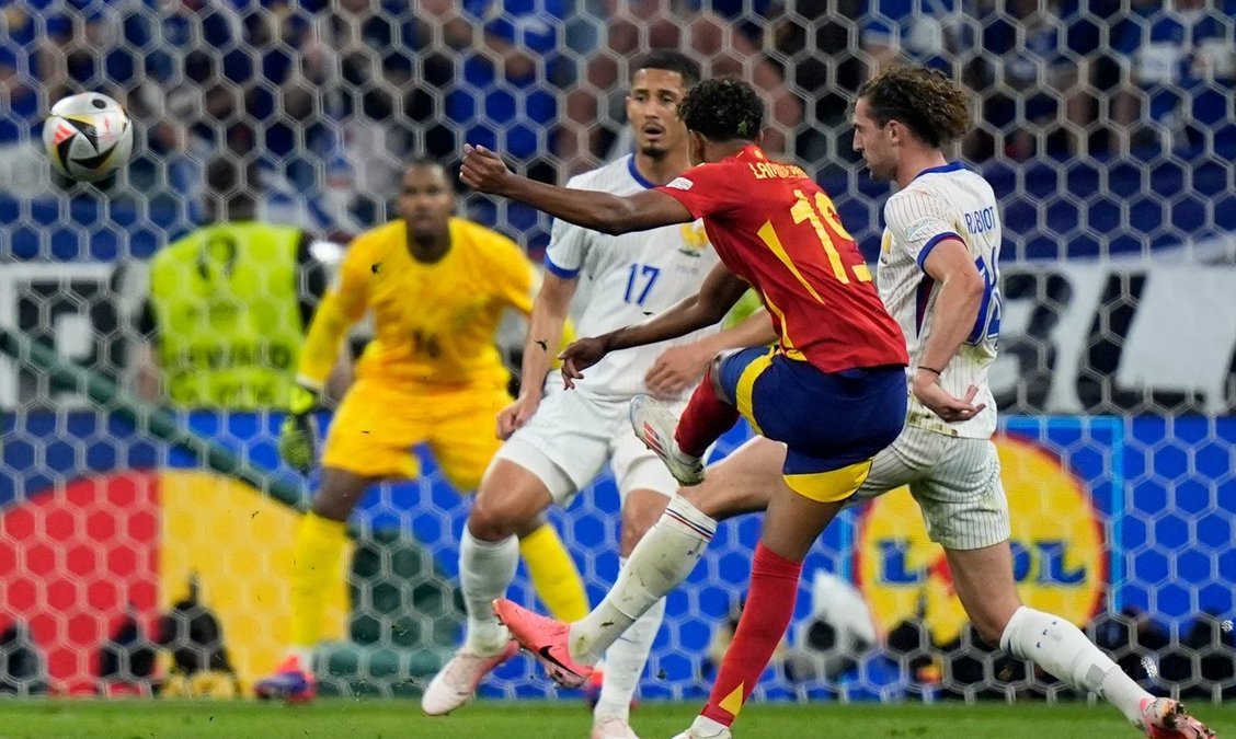 La jugada más recordada en la Eurocopa de:  

Carvajal                             /////                       Lamine