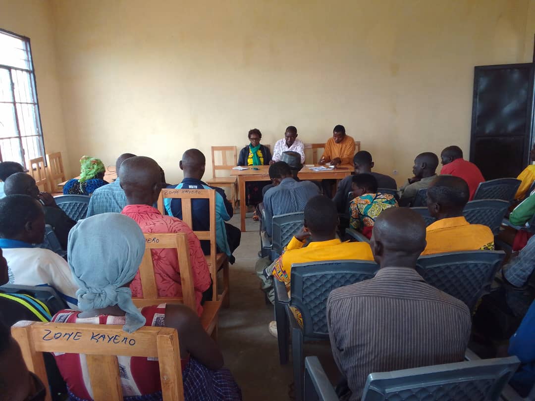 CommuneMus81941's tweet photo. #Burundi, uwurongoye zone ya Kayero muri komine Musongati @burungaProvince arikumwe n'izindi ndongozi muri zone batunganije inama Ku ndongozi zo kumitumba mukubahamagarira kwitwararika ibikorwa vy'iterambere rusangi nineza yabo barongoye @MininterInfosBi https://t.co/Qxikq5XPzb