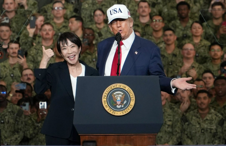 W06PL3LKMO's tweet photo. 日本の恥。このはしゃぎよう、一国の首相の表情じゃないだろう。そんなに米国大統領に会うのが嬉しいか。そんなに米国の靴舐めが楽しいか。賃金が上がらず物価は上昇、私たちの生活が苦しいと言う声は聞こえないのか
#高市やばい　#高市やめろ https://t.co/ez3fZqYLIj