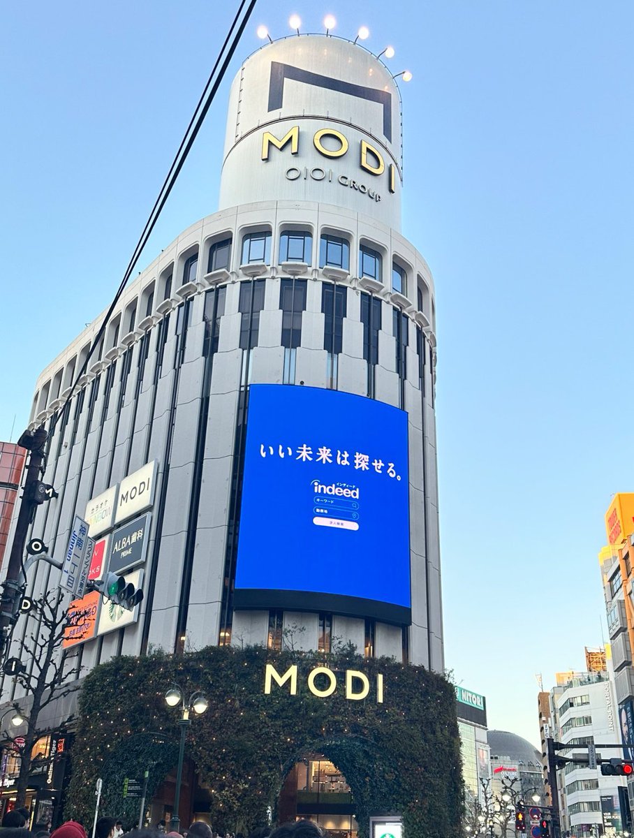 oohmatch_kenji's tweet photo. 渋谷モディ正面の壁面に位置する集英社ビジョン。

モディ前の神南一丁目交差点は、渋��の主要交差点の中で最も信号の待ち時間が長い！
周囲に音を発するメディアが無い中で、大音量の広告で信号待ちの人々へ訴求可能。 

また3日間約15万円～とスクランブル交差点と比べ安価に出稿できる。 https://t.co/JSjeuUGfaY