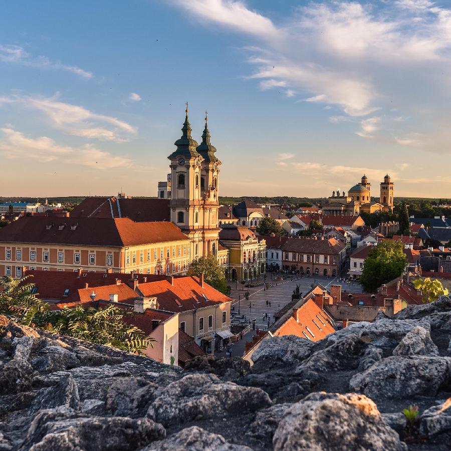 Taste the delicious wines of Szépasszony Valley, take a dip in the old Turkish Bath, walk in the castle, or discover the hidden treasures of the nearby hills.

Find more about the fascinating Eger region here: visithungary.com/category/eger-…
🌳🍷🏰

#visithungary #hungary #eger