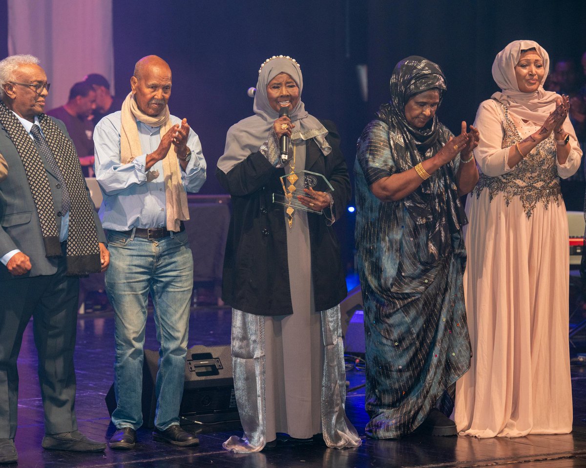 AMAGuudcadde's tweet photo. Somali novelist Nuruddin Farah led a special event honouring the legendary Somali vocalist Hibo-Nuura Maxamed with a lifelong recognition award, as part of the closing session of the @SomaliWeekFest.

Thank you Ayan Mahamoud (@Gobannimo) for this and everything Somali week. https://t.co/5mqZcul8Lz