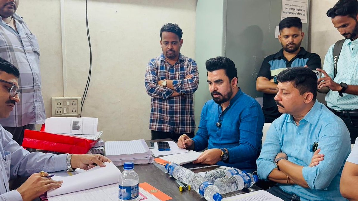 mnsadhikrut's tweet image. जुईनगर परिसरात मतदाराच्या नावासमोर “सुलभ शौचालय” असा पत्ता असल्याचे पुरावे दाखवत मनसेकडून बोगस आणि दुबार मतदारांची संपूर्ण यादी निवडणूक अधिकाऱ्यांना सादर करण्यात आली तसेच बेलापूर विधानसभेत १८ हजार दुबार आणि १५ हजार बोगस नावे वगळा, अशी मागणी करत मनसेने निवडणूक अधिकाऱ्यांना पत्र…