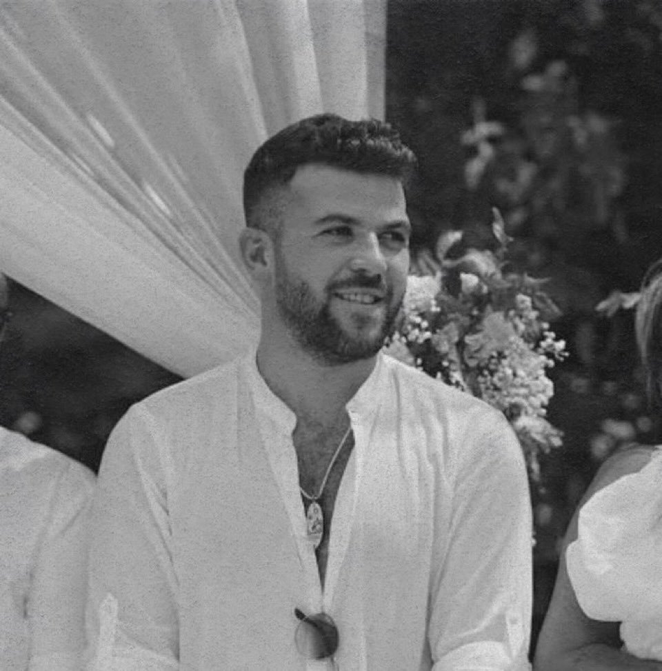 Les restes de corps transmis par le Hamas hier appartiennenent à Ofir Tzarfati, kidnappé le 7 octobre à Nova. Pendant 3 semaines sont sort était incertain, avant que son corps soit en partie trouvé. 

C'est la 3e fois que sa famille rouvre sa tombe pour y enterrer des restes...