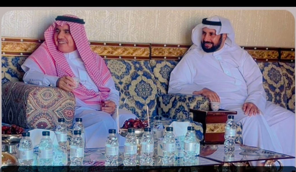 قدّم #محافظ_أبانات / حسين بن مرزوق العتيبي واجب العزاء والمواساة لأسرة الفقيد / محمد فهد ابن سعدون سائلاً الله أن يتغمده بواسع رحمته ويسكنه فسيح جناته وأن يُلهم ذويه الصبر والسلوان وعبّر ذوو الفقيد عن شكرهم وتقديرهم للمحافظ على مشاعره النبيلة ومواساته لهم في مصابهم .