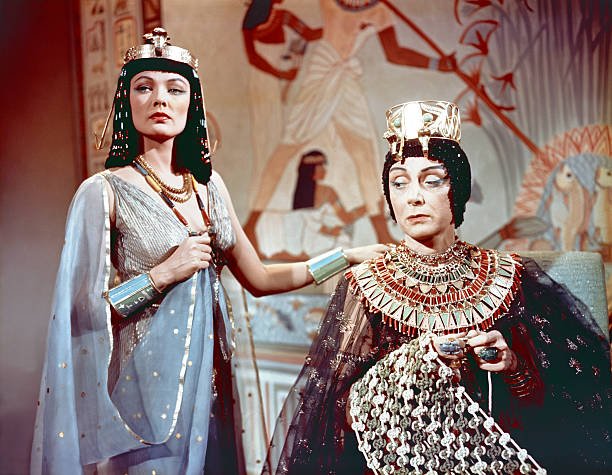 American actresses Gene Tierney and Judith Evelyn on the set of The Egyptian, directed by Michael Curtiz. ♥️