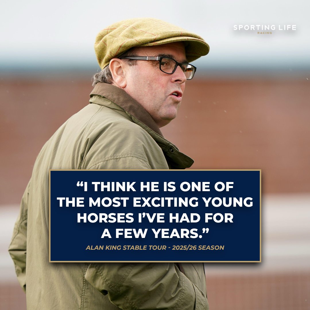 SportingLife's tweet image. 🐴 𝗔𝗟𝗔𝗡 𝗞𝗜𝗡𝗚 𝗦𝗧𝗔𝗕𝗟𝗘 𝗧𝗢𝗨𝗥 🆕

💬 &quot;He is one of the nicest bumper horses that we have had come through for a while.&quot;

Top trainer Alan King provides an update on his team for the 2025/26 National Hunt season... 👇