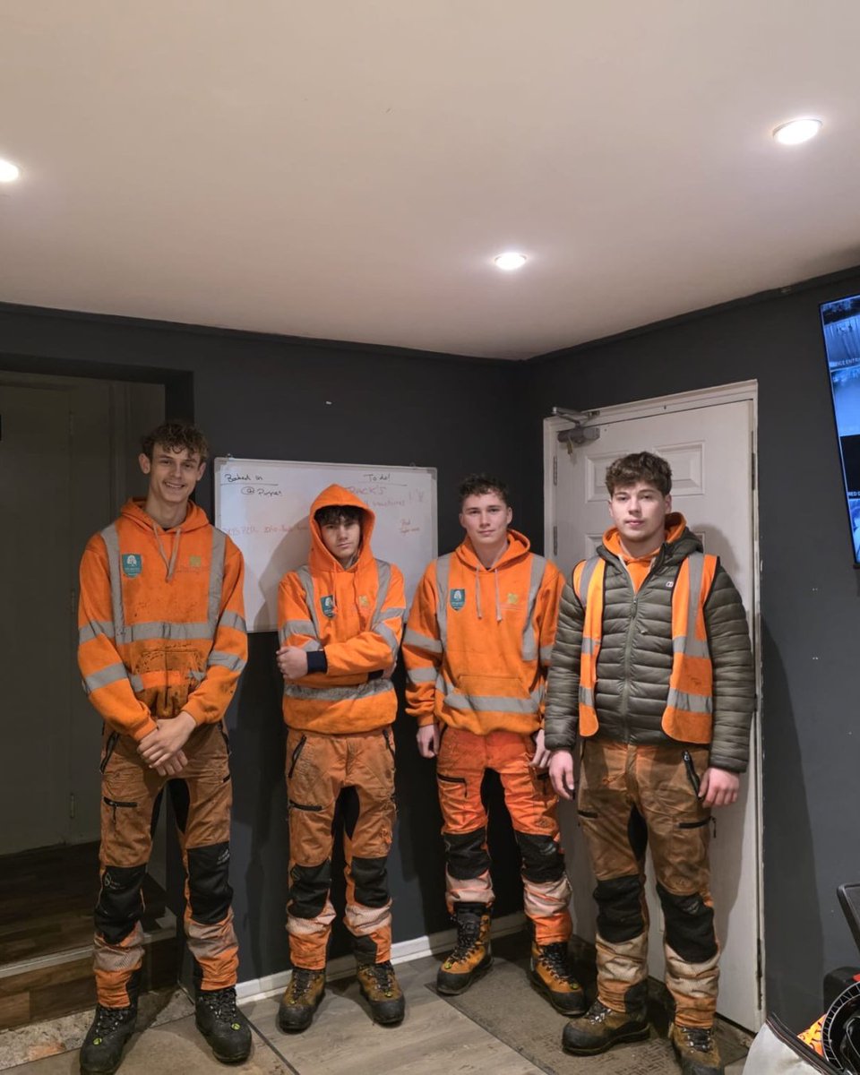 BossBeechwood's tweet image. Meet our four apprentices hard at work on site 👷‍♂️🌳

Dedicated, sharp, and eager to learn, it’s great to see the next generation of arborists in action! 🌱

#ArboristLife #TreeWork #Apprenticeship