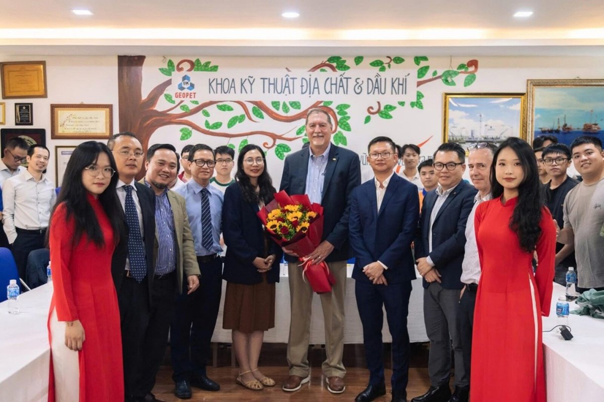 SPEtweets's tweet photo. SPE leadership visited the Vietnam Section to strengthen industry and academic ties, advance energy transition priorities, and inspire future talent. 

Read more ➜ https://t.co/uIQxKfu6AP

#SPEtwa #WeAreSPE https://t.co/ppix0W9OBA