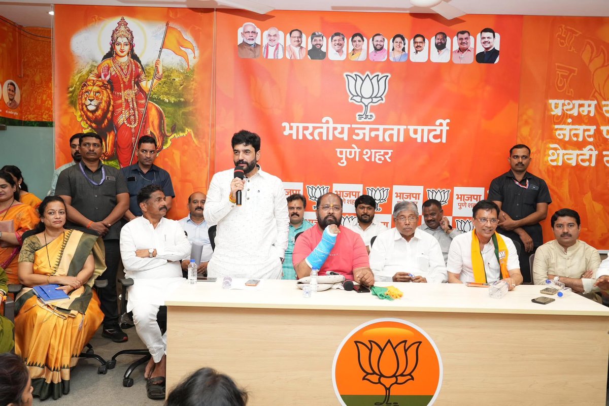 ‘खासदार क्रीडा महोत्सव २०२५' यशस्वीतेसाठी बैठक…

📍 भाजपा शहर कार्यालय, पुणे

आदरणीय पंतप्रधान श्री. नरेंद्रजी मोदी यांच्या 'फिट इंडिया' या संकल्पनेतून प्रेरित होऊन संपूर्ण देशभर 'खासदार क्रीडा महोत्सव २०२५' आयोजित केला जात आहे. त्याच अनुषंगाने पुणे शहरात २ ते १६ नोव्हेंबर या