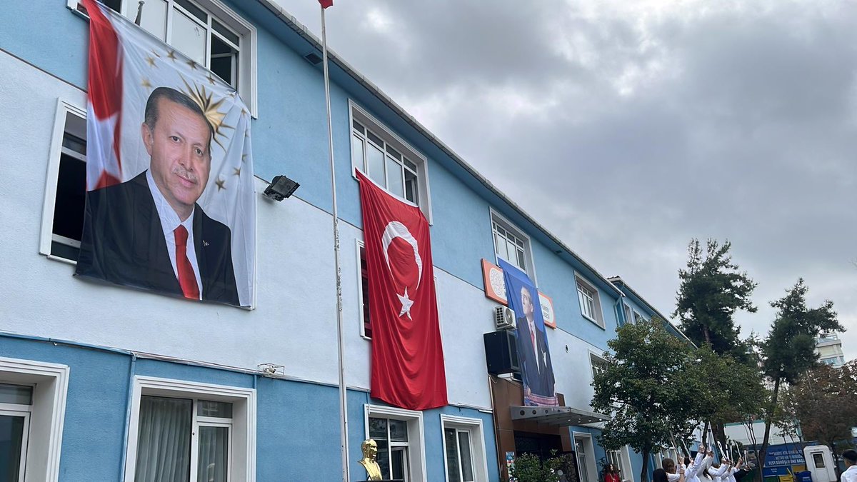 29 Ekim Cumhuriyet Bayramı’nda okullarımızda hiçbir siyasi liderin propagandasını görmek istemiyoruz. Okullar, bir parti vitrini değil çocukların, gençlerin özgürce düşünebildiği, bilimle yetiştiği kamusal alanlardır. Eğitimi yıllar içinde niteliksizleştiren, bilimsel müfredatı