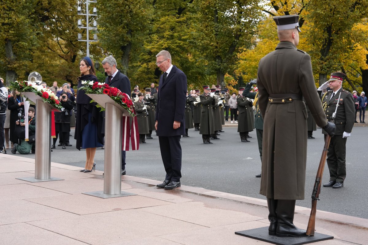 28. oktobrī Valsts prezidents <a href="/edgarsrinkevics/">Edgars Rinkēvičs</a>, Rīgas pilī tiekoties ar Dānijas karali un karalieni, pateicās Dānijas karaliskajai ģimenei par personīgo ieguldījumu abu valstu attiecību stiprināšanā. 🇱🇻🇩🇰

Vairāk informācijas:
📄president.lv/lv/jaunums/val…
📷flic.kr/s/aHBqjCyNMq