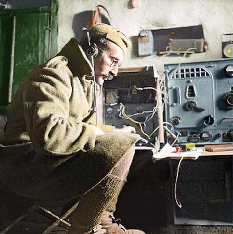 Αναγελλία για τη κατάληψη της Κορυτσάς. Νοέμβριος 1940.
Τηλεγράφημα:
Η ΚΟΡΥΤΣΑ - ΠΑΝΖΟΥΡΛΙΣΜΟΣ
ΕΠΙΣΗΜΟΝ ΠΛΕΟΝ - ΝΑΙ ΝΑΙ ΝΑΙ ΝΑΙ
ΕΠΙΣΗΜΟ ΜΑ ΓΙΑ ΑΥΤΟ ΣΑΣ ΛΕΓΩ ΤΙΣ ΑΛΛΕΣ ΦΟΡΕΣ ΔΕΝ ΗΤΑΝ ΕΠΙΣΗΜΟ
- ΤΩΡΑ ΕΙΝΑΙ ΕΠΙΣΗΜΟΝ -