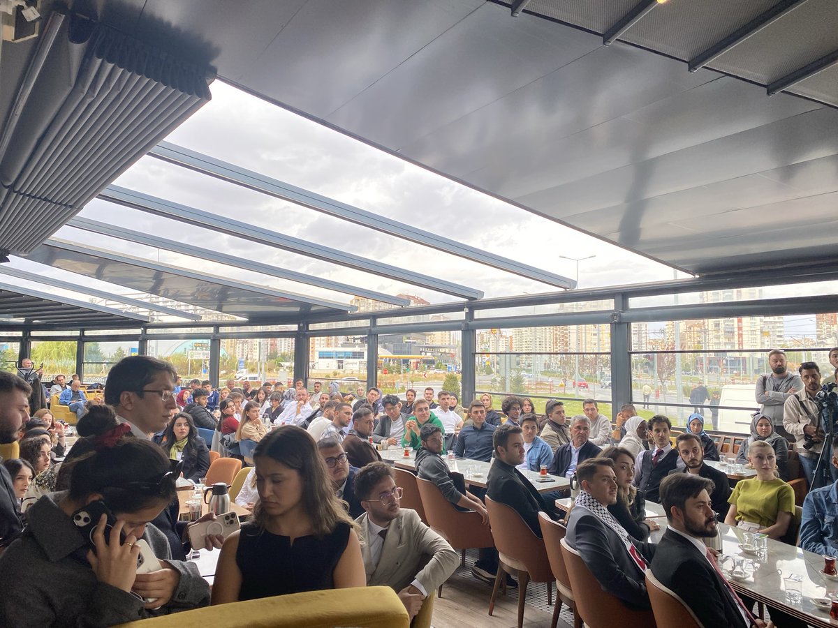 Genel Başkanımız Prof. Dr. Ahmet Davutoğlu gerçek ünvanı olan Hoca vasfıyla derse başladı. Farkımız Hocamız. Erciyes Üniversitesi öğrencileri ile Mihrimah Kafe’deyiz. Üniversite yönetimi izin vermesede bize her yer Üniversite Kampüsü. Yoğun katılım gösteren öğrenciler Tebrikler.