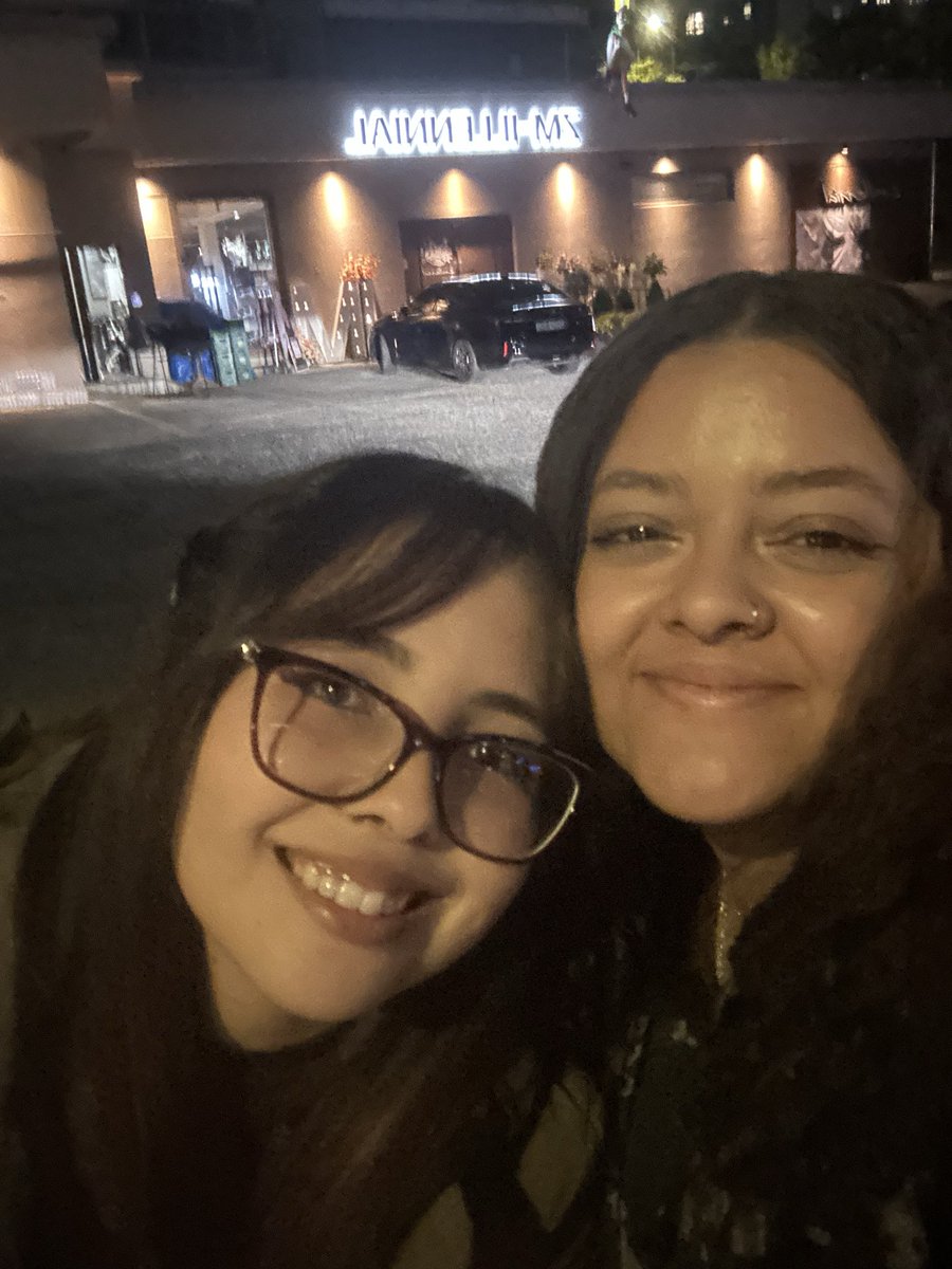 unniesstore's tweet photo. muito felizes que nossos anos de loja conseguiu fazer a gente realizar nosso sonho 💜 https://t.co/9O4iDfob3C