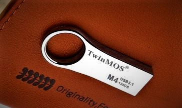 CompterSquadron's tweet image. TwinMOS M4 128GB USB 3.1 Gen 1 Metal Body Black Pen Drive

Capacity: 128GB
Read Speed: 90 Mbps
Write Speed: 30 Mbps
Supports power saving mode
Interface UHP (Ultra High Performance)

৳ 1,200.00

computersquadronbd.com

#computer_squadron #pendrive #TwinMOS #BD #CSBD