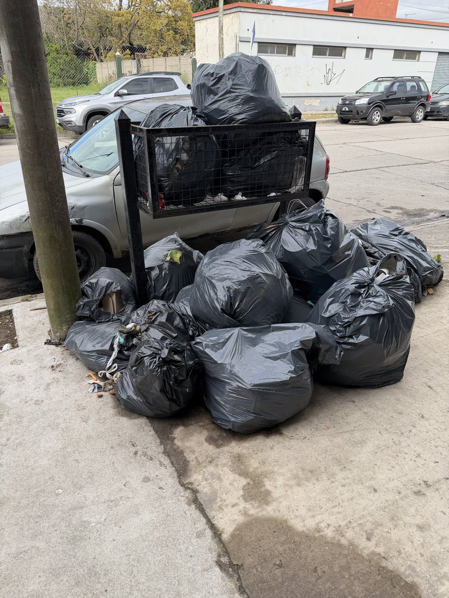 algako's tweet image. Cuento tiempo va a estar la basura acumulada en la calle . Alvarado entre 1ro de mayo y Marconi . Ya lleva 10 días. @emsurmgp