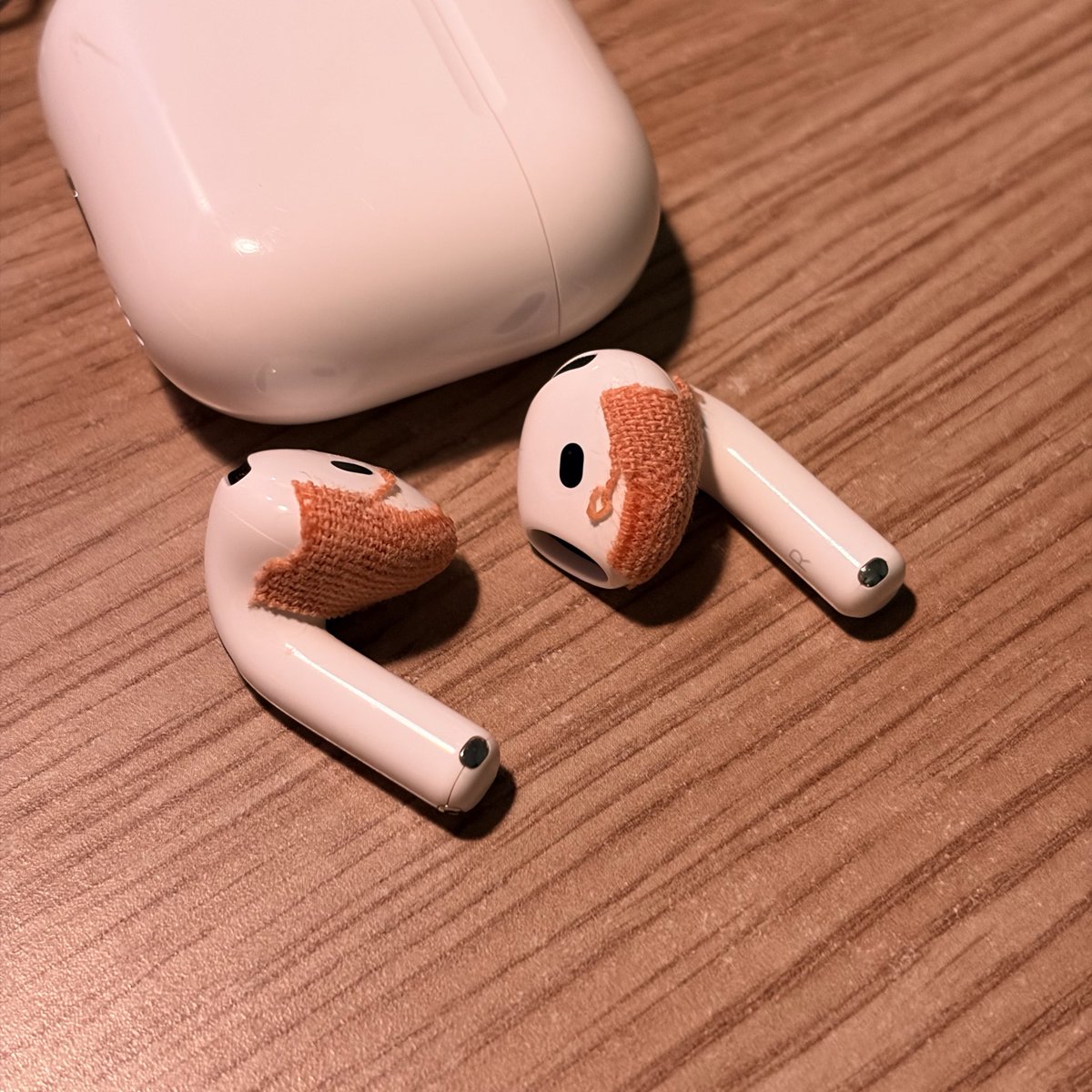 尝试了各种 AirPods 防滑方案最好的还是医用胶带。便宜想换就换、不过敏、富有弹性无需裁剪就能贴在曲面上。

非常好 ( • ̀ω•́ )b