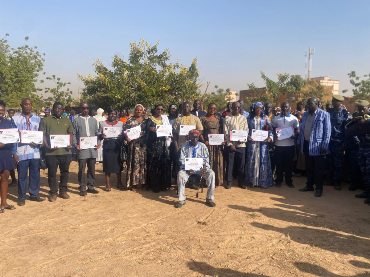 OngAsmade's tweet photo. Le lycée Nioko félicite les jeunes #DoItiens  à travers l'ONG ASMADE pour leur geste solidaire envers les élèves en immersion patriotique.
Don de vivres et d’une enveloppe symbolique, preuve de leur engagement pour le partage et la citoyenneté active.
#DoItWithAfrica #Solidarité https://t.co/38eCk41nmE