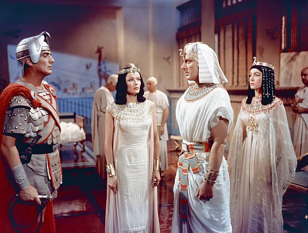 American actors Victor Mature, Gene Tierney and British actor Michael Wilding on the set of The Egyptian, directed by Michael Curtiz. ♥️