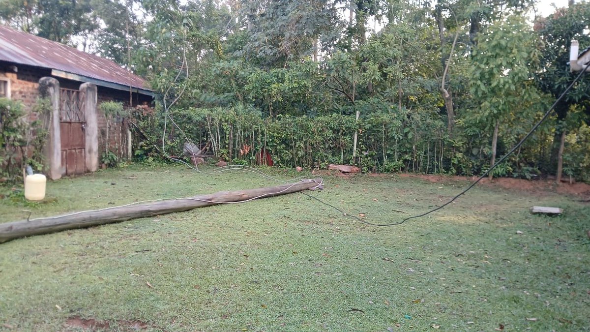 karlrawlings's tweet photo. @KenyaPower_Care @helenjulie2 Account no 28892366,
Location -in ugunja area at ambira next to subdistrict hospital (ka Damiano otienos home)
Tel no 0724694284,

Ask your team to visit the said area ,cables hanging dangerously https://t.co/zP4LELWZFq