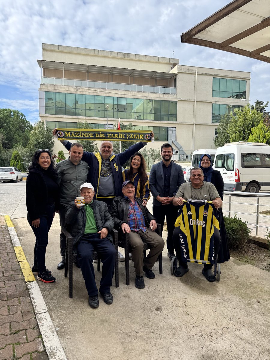 Huzurevinde Sarı lacivert renkleri görünce yüzlerindeki gülümseme paha biçilemez güzeldi 💛💙 @Fenerbahçe