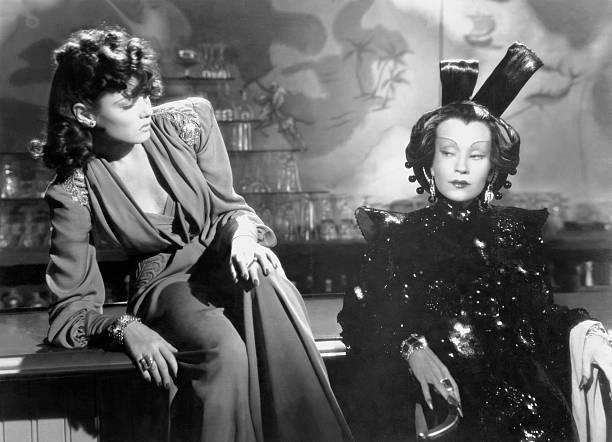 American actors Gene Tierney and Ona Munson on the set of The Shanghai Gesture, directed by Austrian-American Josef von Sternberg. ♥️