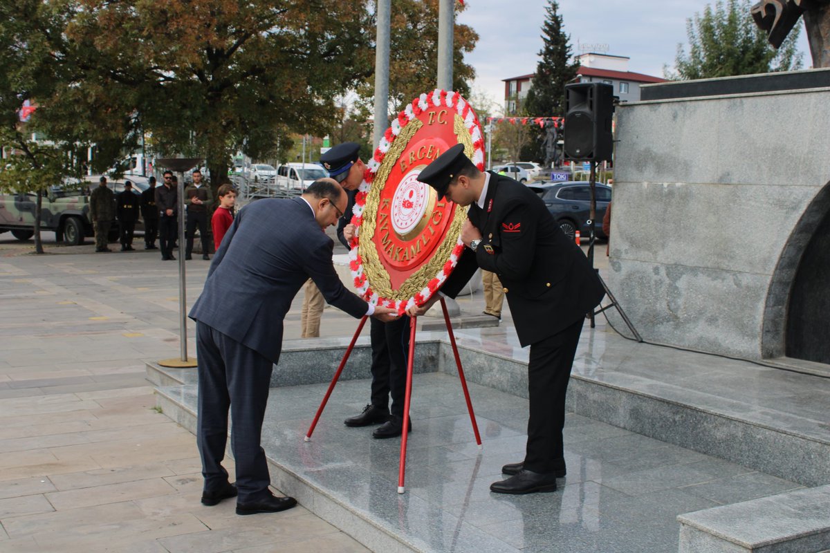 ergnkaymakamlik's tweet photo. Türkiye Cumhuriyeti 102 Yaşında... 🇹🇷
📌 Demokrasi Meydanı Atatürk Anıtı 
29 Ekim Cumhuriyet Bayramımızın 102. yıl dönümü münasebetiyle Kaymakamımız Kadir Duman ve ilçe protokolünün katılımlarıyla çelenk sunma programı düzenlendi. ⤵️
@kadirdumankd https://t.co/DtHcMV6y8T