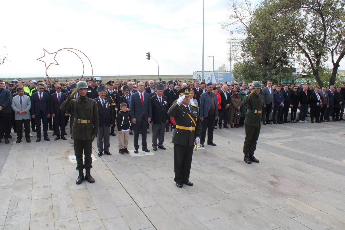 ergnkaymakamlik's tweet photo. Türkiye Cumhuriyeti 102 Yaşında... 🇹🇷
📌 Demokrasi Meydanı Atatürk Anıtı 
29 Ekim Cumhuriyet Bayramımızın 102. yıl dönümü münasebetiyle Kaymakamımız Kadir Duman ve ilçe protokolünün katılımlarıyla çelenk sunma programı düzenlendi. ⤵️
@kadirdumankd https://t.co/DtHcMV6y8T