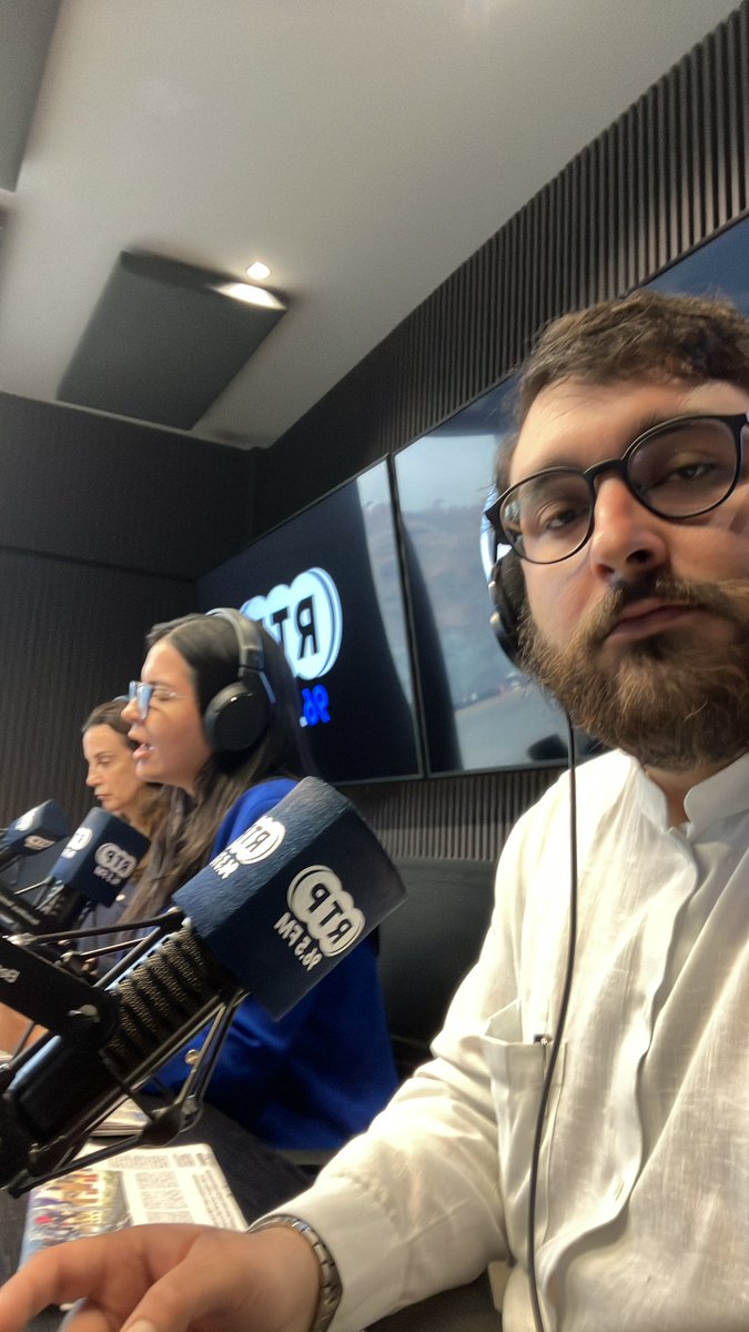 Creo que se nota que aún no tomamos el primer café de la mañana, pero aquí estamos: youtube.com/live/RBSCFRwjx…