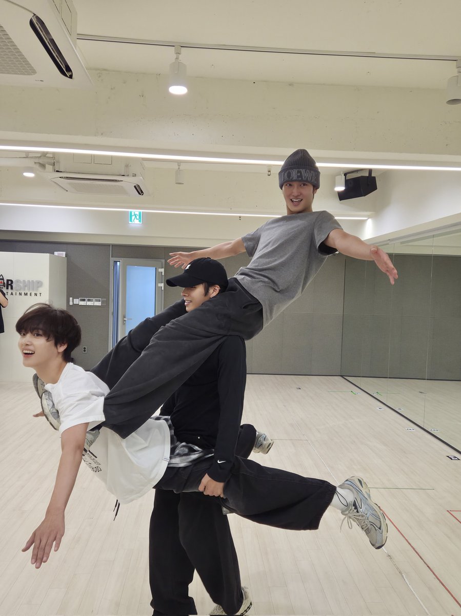 CAKE ROOMZ WHAT IS THIS 😭😭