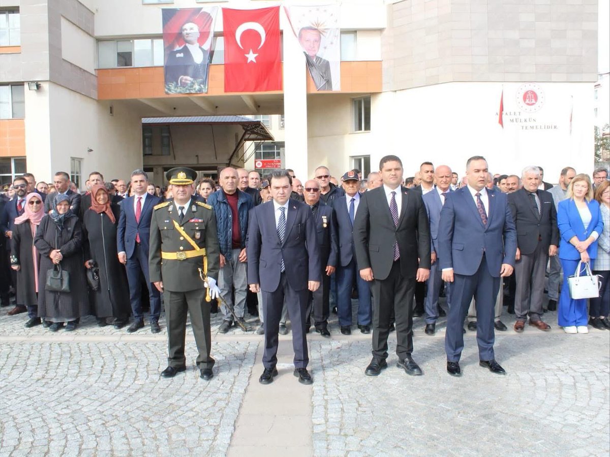 Ak_SKochisar's tweet photo. 29 Ekim Cumhuriyet Bayramımızın yıl dönümü vesilesiyle Gerçekleşen Çelenk programına ve ardından şehitlik ziyaretine İlçe BaşkanVekilimiz Sayın Ramazan YÖNDEM,Gençlik Kolları Başkanımız ile Birlikte Katılım Sağladılar. https://t.co/PROKlRzr6h