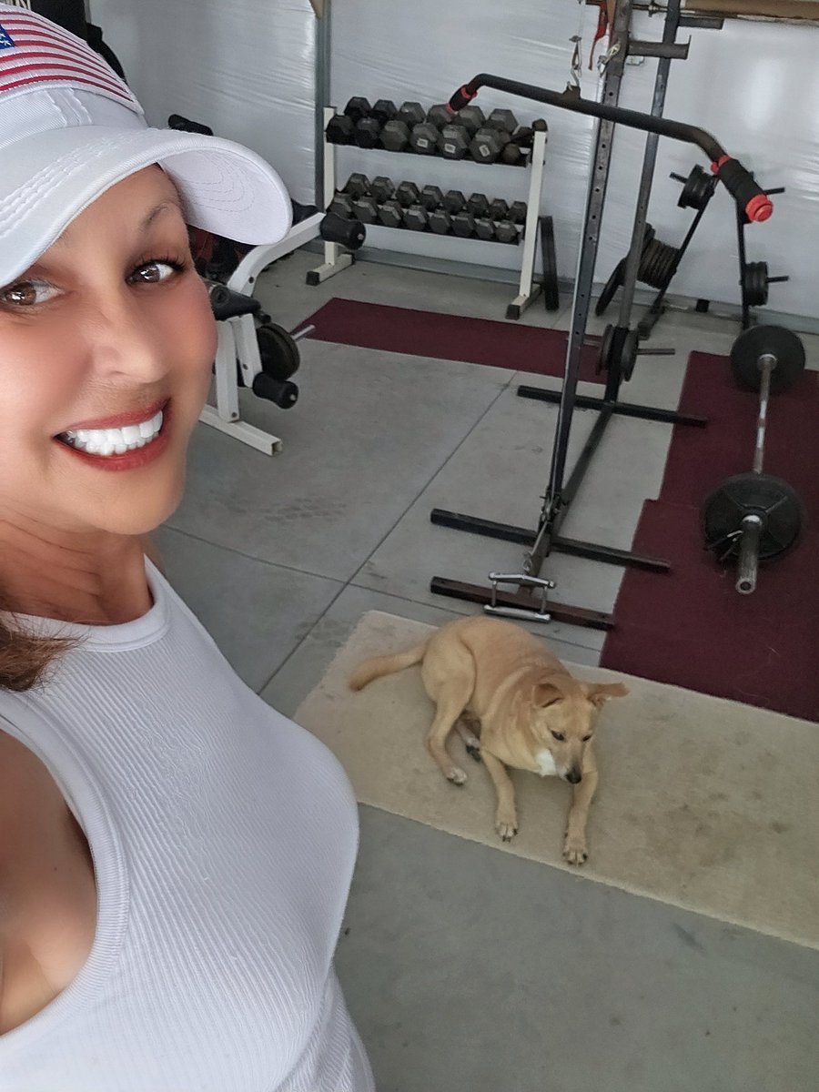 Good morning lovebugs! 
☀️☕🍁🐕🏃‍♀️🏋️‍♀️🤸‍♀️
 Up and at'em....let's get to it!! My workout buddy keeps me going! HAVE a great taco Tuesday friends!! 🌮🌯🥙🍺🍹