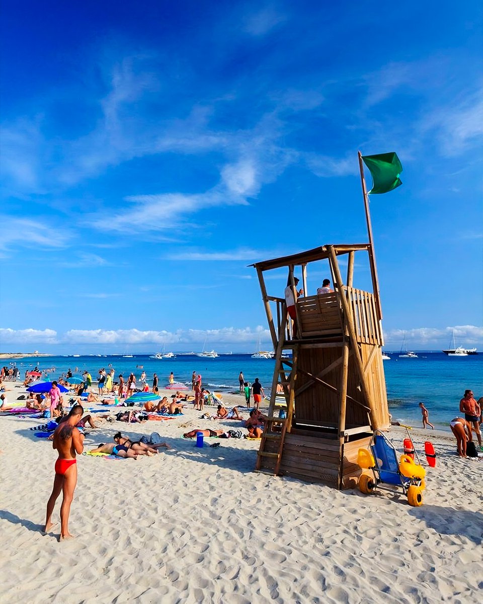 repeatibiza's tweet photo. ☀️ Ses Salines, Ibiza 🏝️
Where turquoise waters meet golden sand inside a protected natural park 🌿
Once used by Phoenicians for salt — now pure Balearic paradise. 🌅✨
#Ibiza #SesSalines #BeachVibes #Mediterranean #SpainTravel #IslandLife https://t.co/pk4SEVEE8X