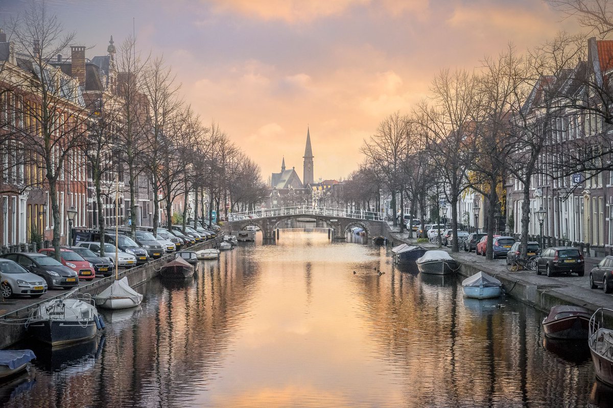 Herengracht 

One of my recent discoveries; the beautiful Herengracht in #Leiden the Netherlands. Looking especially spectacular under awesome conditions…

(c)2018 Martijn van der Nat all rights reserved