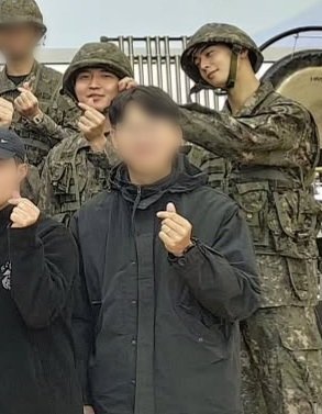 전투복 착장의 김재환 그리고 
김재환 볼하트 해주는 차은우
이게 군인 코어야...