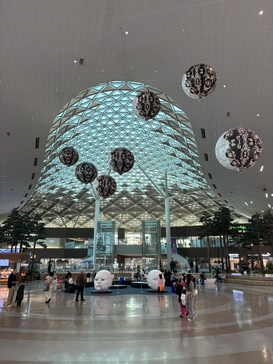 인천공항 샤넬 팝업 진짜 예쁘다 ¯꒳¯̥̥
크리스마스 느낌두 나구 드론풍선이랑 넘 잘어울림