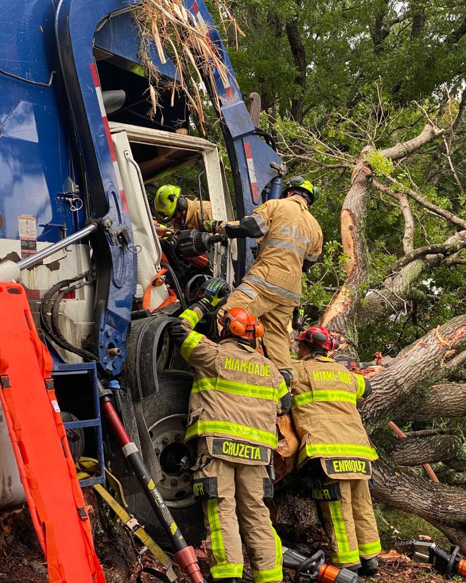 MiamiDadeFire's tweet image. This National First Responder Day, we honor the courageous men and women of Miami-Dade Fire Rescue (#MDFR) who are always ready to protect and care for our community. Thank you for your dedication and commitment to serving others. 

#NationalFirstResponderDay
