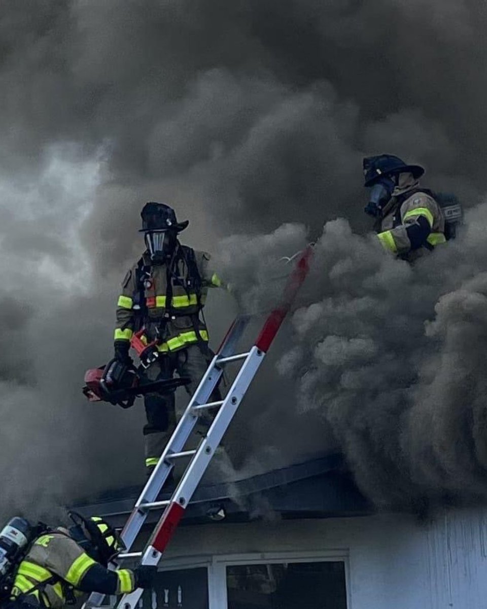 MiamiDadeFire's tweet image. This National First Responder Day, we honor the courageous men and women of Miami-Dade Fire Rescue (#MDFR) who are always ready to protect and care for our community. Thank you for your dedication and commitment to serving others. 

#NationalFirstResponderDay