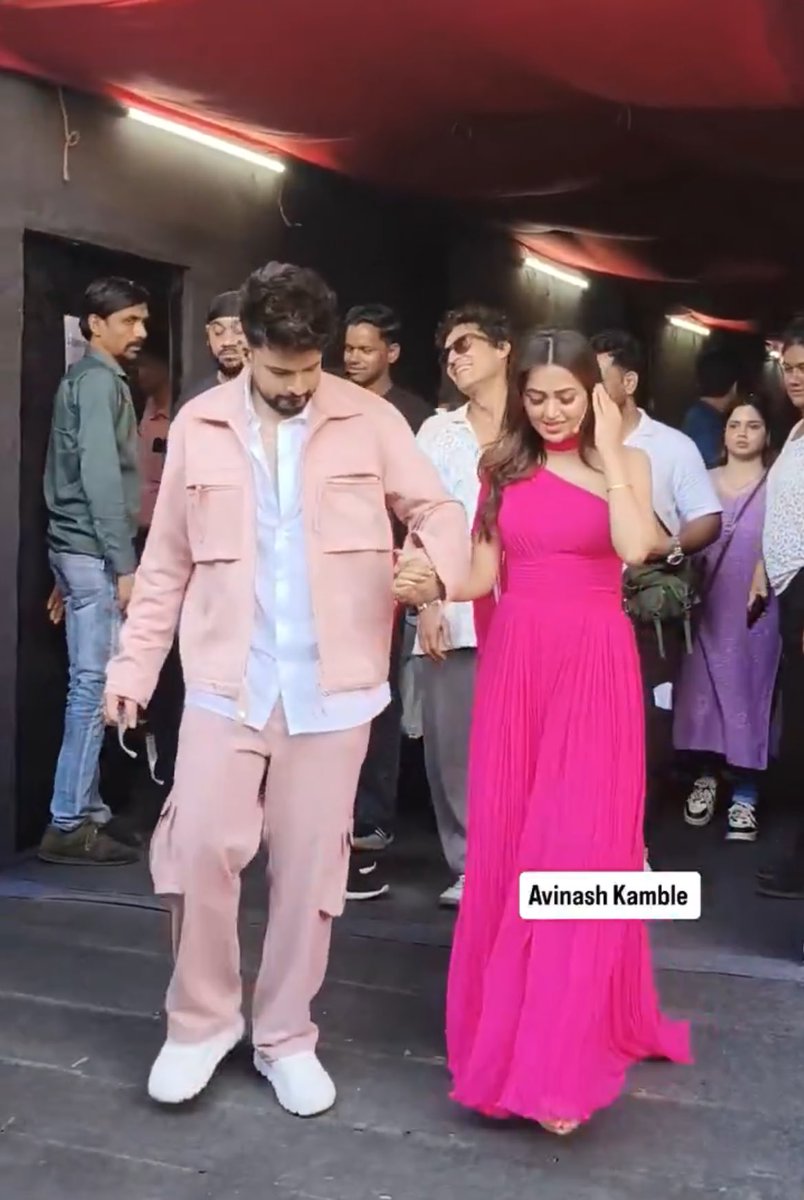 KanikaTejran's tweet photo. They are hand holding her love language 

#KaranKundrra #TejasswiPrakash #TejRan https://t.co/LZZzmguKkB
