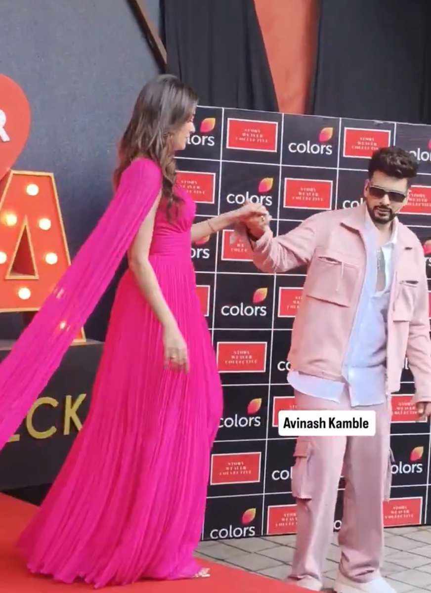 KanikaTejran's tweet photo. They are hand holding her love language 

#KaranKundrra #TejasswiPrakash #TejRan https://t.co/LZZzmguKkB