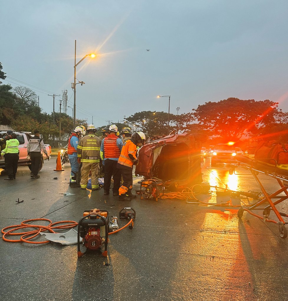 BomberosGYE's tweet photo. #BCBGInforma | Se registró un accidente de tránsito en la Av. del Bombero, sector Los Ceibos. De inmediato acudieron una unidad de rescate, una ambulancia y una unidad de combate para brindar atención en el lugar.🚒🚨🚑

Al arribar, el personal confirmó la presencia de una persona sin signos vitales atrapada en un vehículo liviano, por lo que se emplearon técnicas de extricación para su liberación.👨🏻‍🚒👩🏻‍🚒

#EstamosAquí #BCBG #Bomberos