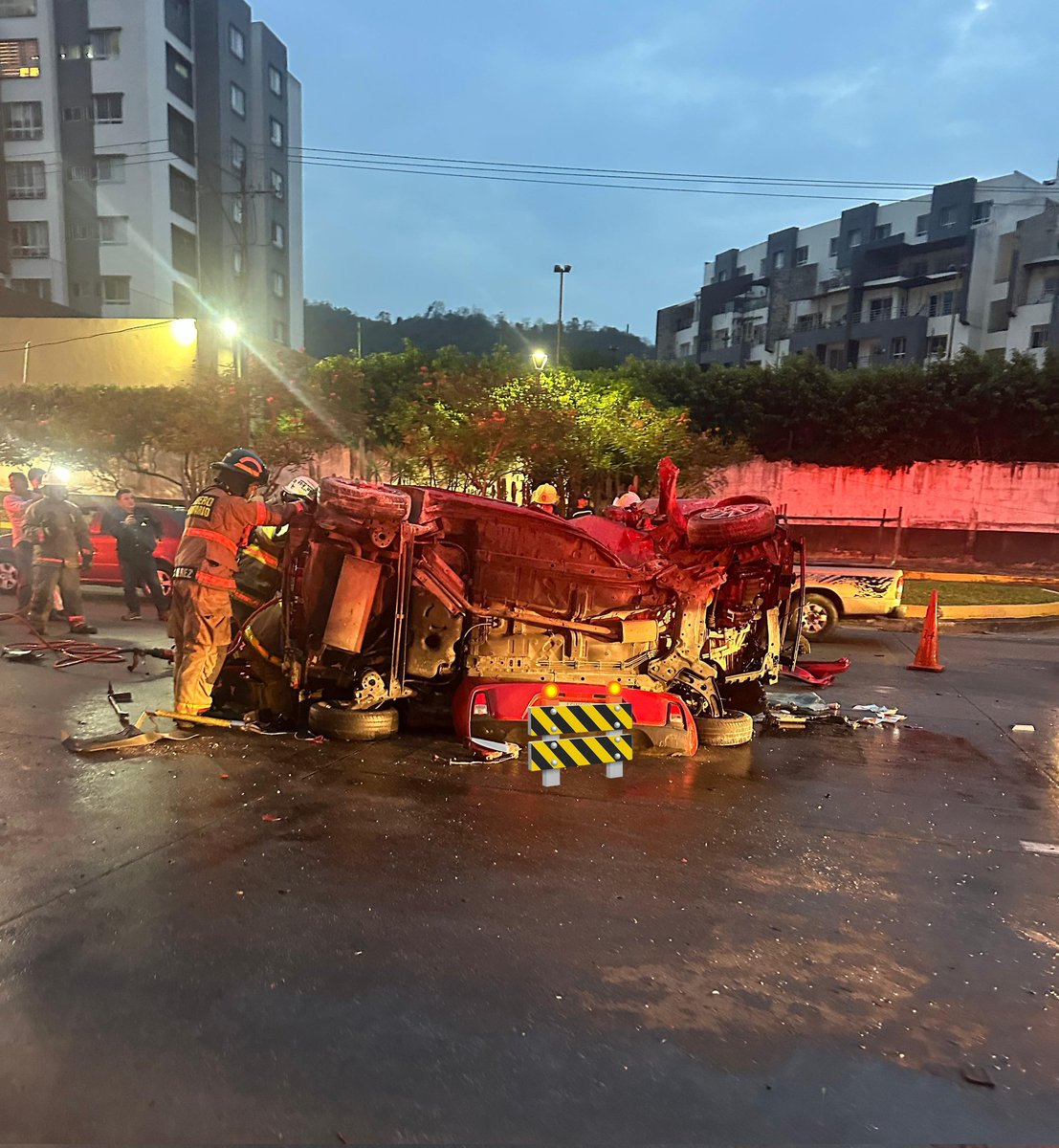 BomberosGYE's tweet photo. #BCBGInforma | Se registró un accidente de tránsito en la Av. del Bombero, sector Los Ceibos. De inmediato acudieron una unidad de rescate, una ambulancia y una unidad de combate para brindar atención en el lugar.🚒🚨🚑

Al arribar, el personal confirmó la presencia de una persona sin signos vitales atrapada en un vehículo liviano, por lo que se emplearon técnicas de extricación para su liberación.👨🏻‍🚒👩🏻‍🚒

#EstamosAquí #BCBG #Bomberos