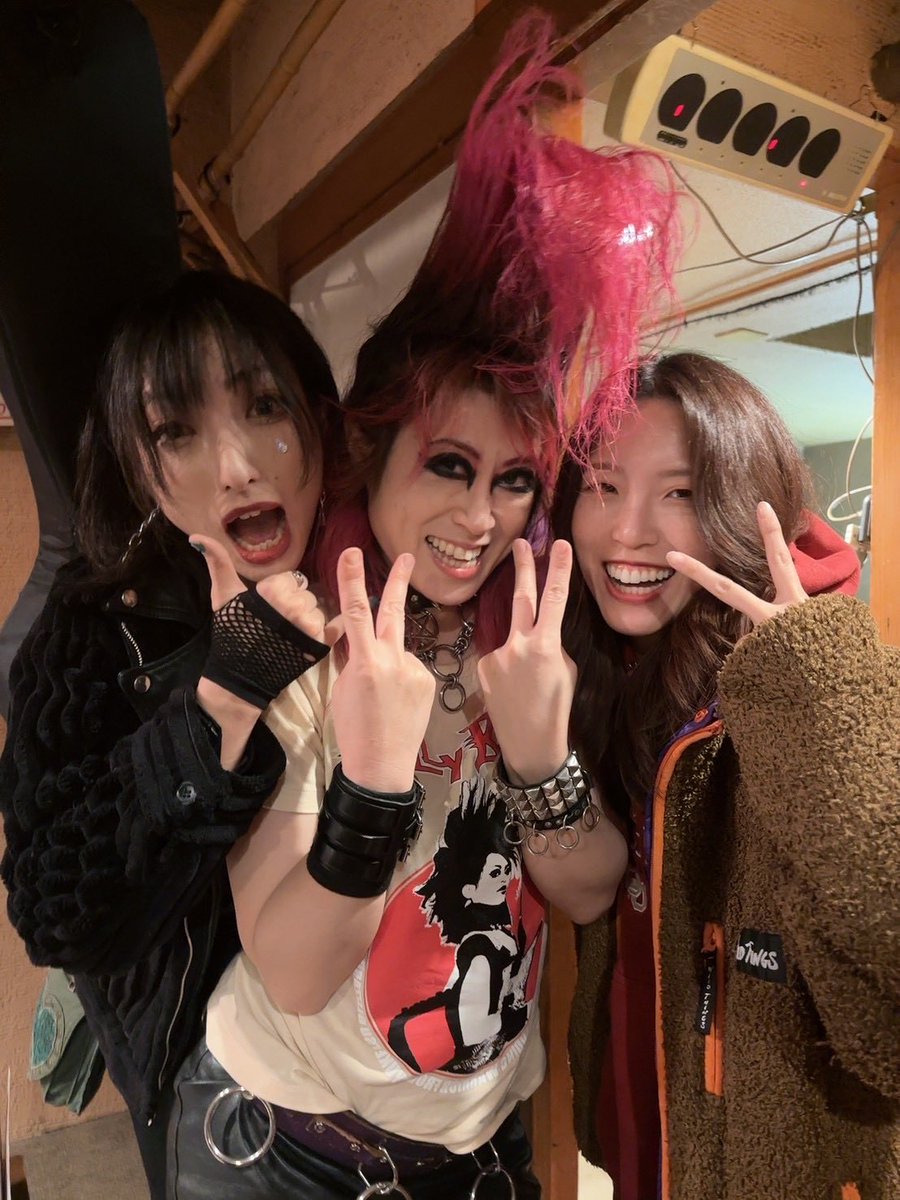 7_jett_ramone's tweet photo. サイコデパ最強に楽しかった
ギグにおしゃべりに楽しく過ごしてたらあっちゅー間に出番でドタバタなおかげで
普段死ぬほど緊張しぃだがこの日はリラックスして挑めた🔥
1年ぶりの流血ブリザード
音楽へのリスペクトをオモロさに昇華させる様が美しくて泣けた。
Odileさんの接吻をいただき満腹でした。 https://t.co/6X26B9iXiw