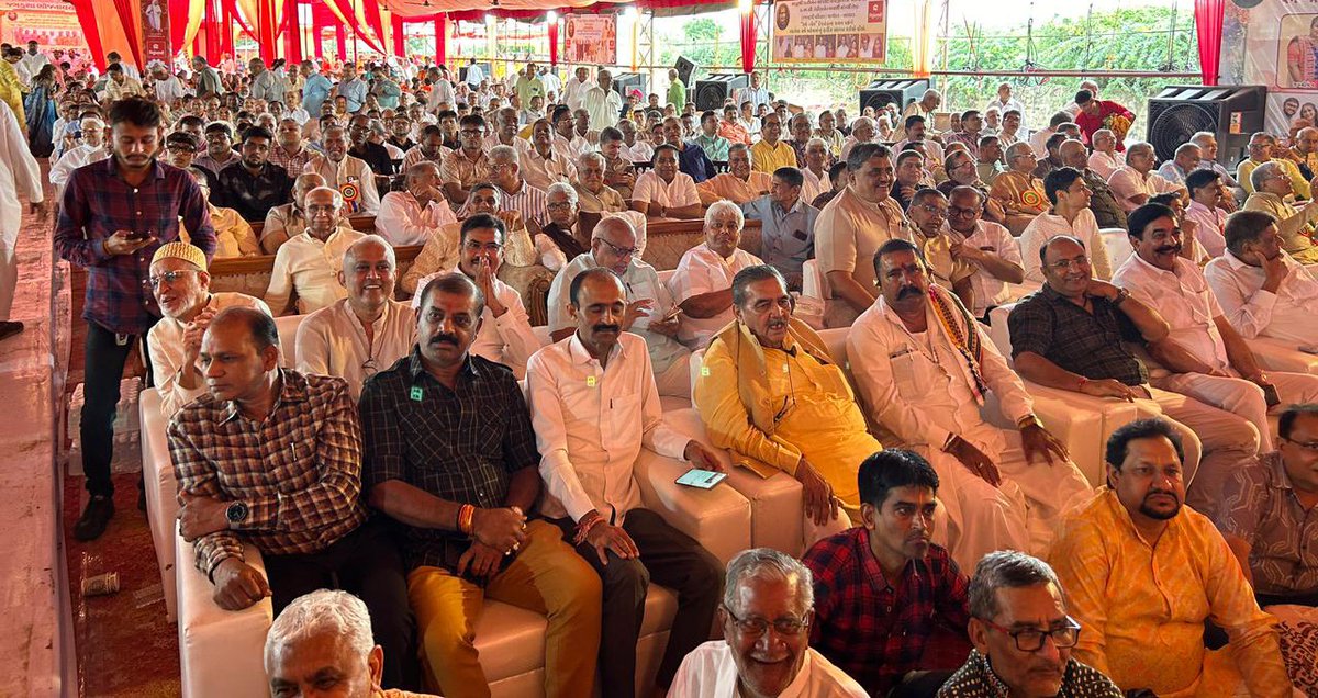 vikashrajgor's tweet image. રાપર તાલુકાના ગાગોદર ગામ મધ્યે રજવાડી ગ્રુપ ચેરમેન ના ધરમશીભાઈ છેડા પરિવાર દ્વારા આયોજિત દેશ તેડા ના અવસર પર ઉપસ્થિત રહી શુભેચ્છા પાઠવી. 
  આ અવસર પર જીલ્લાપંચાયત ના અધ્યક્ષ શ્રી જનકસિંહ જાઙેજા , તાલુકા ભાજપ પ્રમુખ શ્રી વાઘજીભાઈ છાંગા, ભચાઉ ના પૂર્વ નગરપાલિકા પ્રમુખ શ્રી અશોકસિંહ